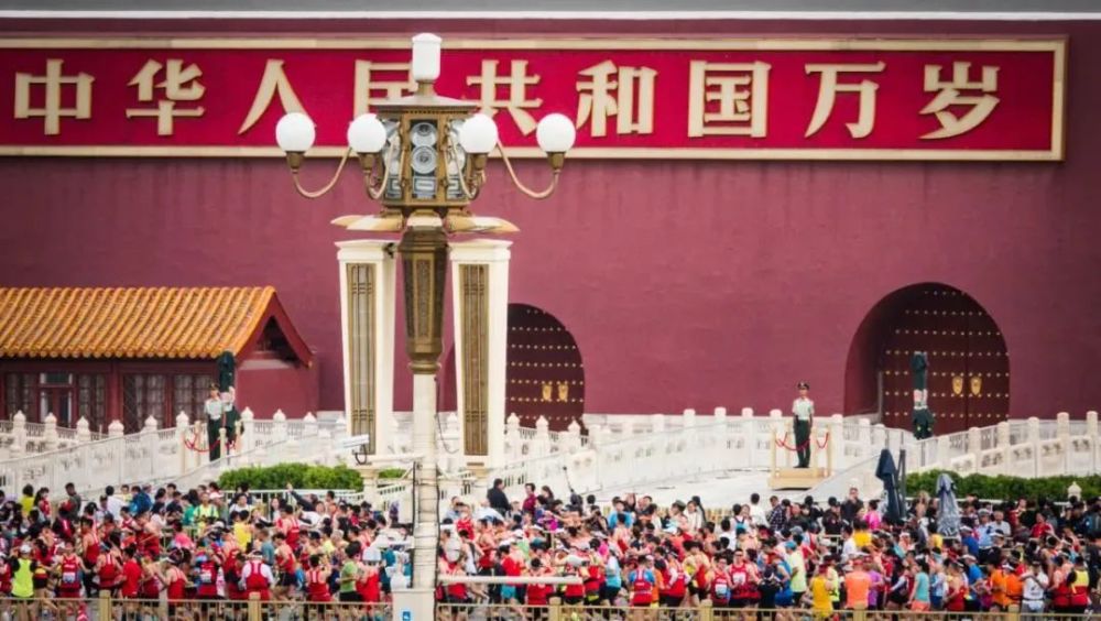 奇葩怪物遍布大陆，横行霸道！智勇侠盗直面险境，无惧阻挠！《龙与地下城：侠盗荣耀》3月31日即将上映，敬请期待！电影《龙与地下城：侠盗荣耀》基于IP中宏大的世界观，设计了一场精彩非凡的冒险征程，各种“奇葩”且致命的怪物倾巢而出，对来者虎视眈眈